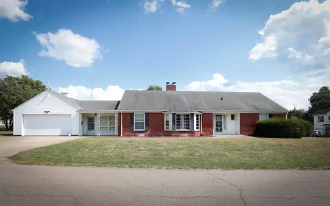 108 S Locust St, Mcarthur, OH 45651