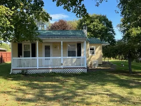 5717 Chestnut Hills Rd NE, Newark, OH 43055
