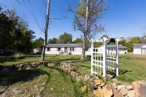 1711 Sulphur Lick Rd, Frankfort, OH 45628