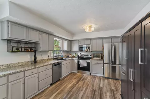 1160 W Choctaw Dr, London, OH 43140