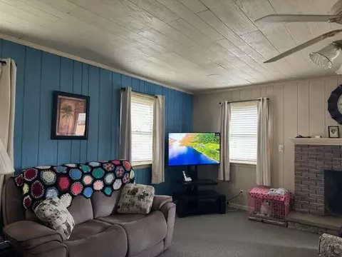 Living - 324 N Spring St, Logan, OH 43138 photo 1 of 4