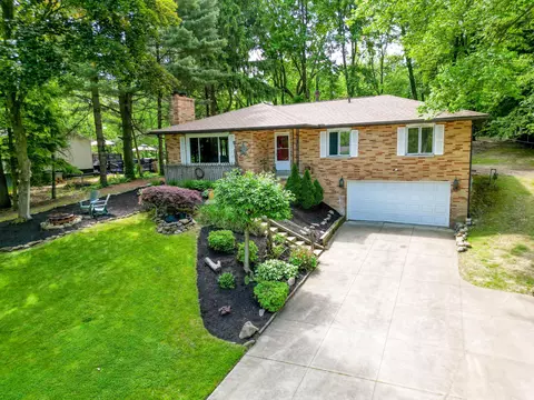 576 Valley Crest Dr, New Franklin, OH 44319