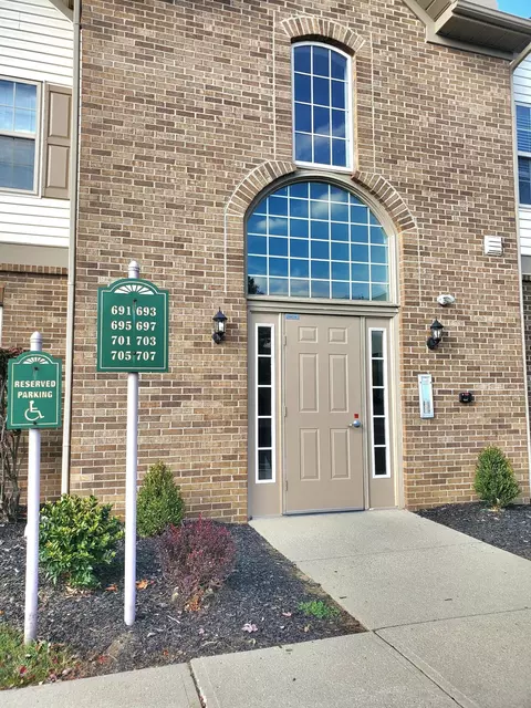 697 Hidden Springs Dr, Lewis Center, OH 43035