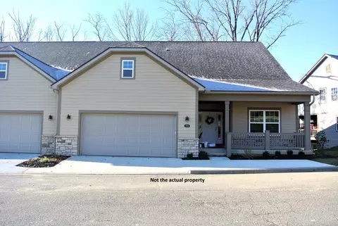 705 Woods Edge Ln, Newark, OH 43055