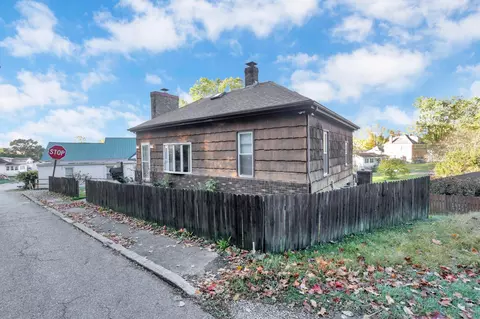 635 N Walnut St, Logan, OH 43138 photo 3