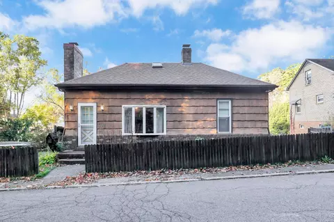 635 N Walnut St, Logan, OH 43138 photo 2