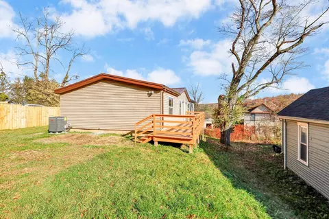 637 Zanesville Ave, Logan, OH 43138
