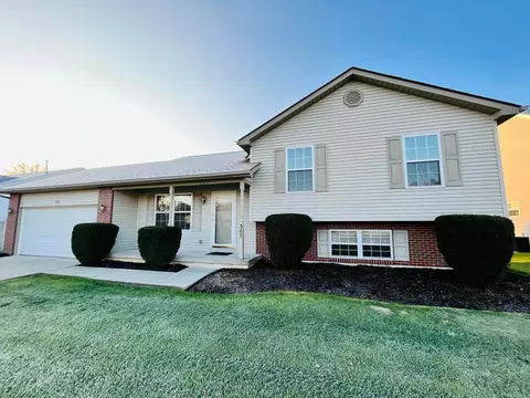 389 Shamrock Ln, Newark, OH 43055