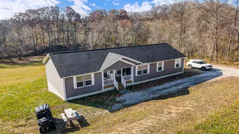 4300 Foxfire Dr, Zanesville, OH 43701