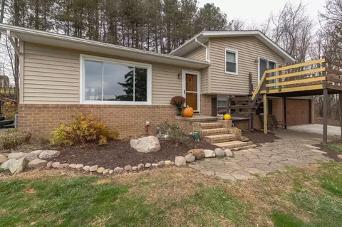 6686 Pinedale St NE, Hartville, OH 44632