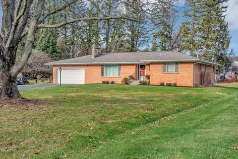 862 N Village Dr, Newark, OH 43055