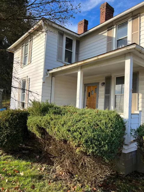 272 W Main St, Crooksville, OH 43731