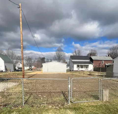 Exterior - 129 Logan St, Circleville, OH 43113 photo 3 of 6