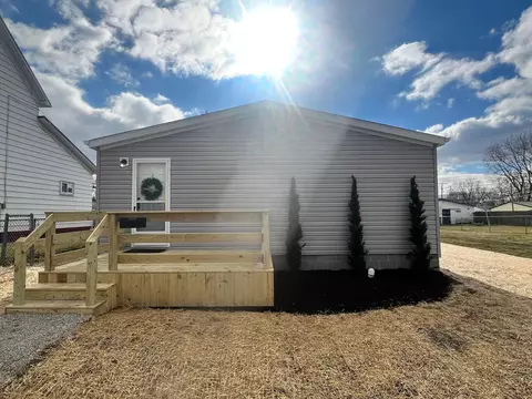 Exterior - 129 Logan St, Circleville, OH 43113 photo 5 of 6