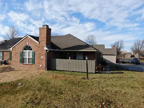 202 Chardonnay Ln, Lewis Center, OH 43035