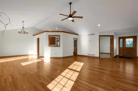 Living - 7525 Buckeye Trl, Circleville, OH 43113 photo 2 of 5