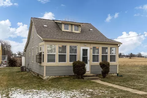 93 6th Ave, Buckeye Lake, OH 43008