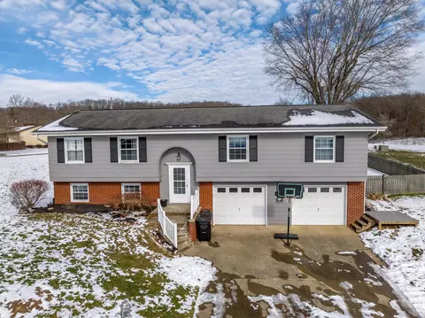 1608 Valley Dale Dr, Logan, OH 43138