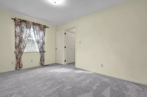 Living - 431 Holiday Ln, Circleville, OH 43113 photo 3 of 3