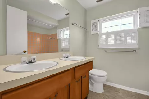Bath - 431 Holiday Ln, Circleville, OH 43113 photo 3 of 7