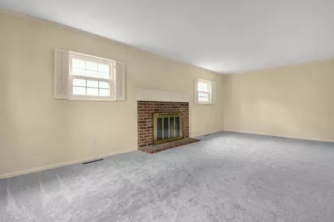 Living - 431 Holiday Ln, Circleville, OH 43113 photo 1 of 3