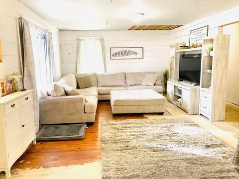 Living - 134 Taft St, Jackson, OH 45640 photo 2 of 4