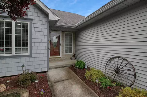 33 Bluegrass Dr, Pataskala, OH 43062