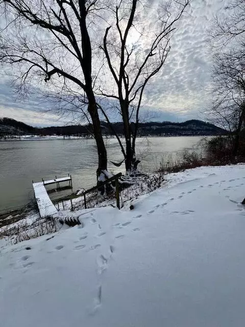 30 Railroad St, Middleport, OH 45760