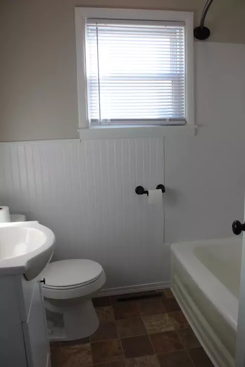 Bath - 113 Hamilton Ave, Hebron, OH 43025 photo 1 of 2