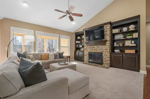 Living - 2270 Maple Leaf Cir, Blacklick, OH 43004 photo 3 of 8