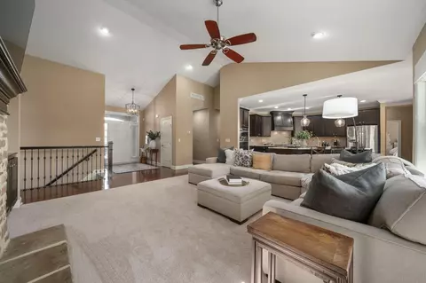 Living - 2270 Maple Leaf Cir, Blacklick, OH 43004 photo 6 of 8