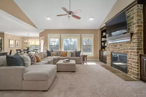 Living - 2270 Maple Leaf Cir, Blacklick, OH 43004 photo 4 of 8