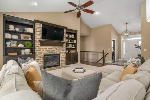 Living - 2270 Maple Leaf Cir, Blacklick, OH 43004 photo 8 of 8