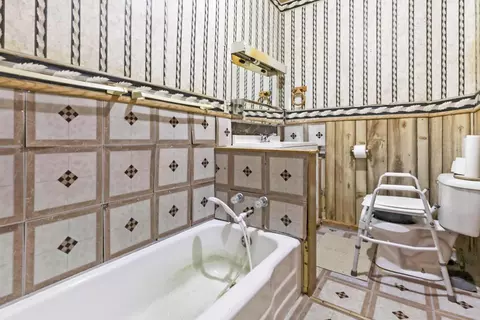 Bath - 134 E Mill St, Circleville, OH 43113 photo 1 of 2
