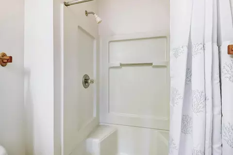 Bath - 1323 Hillview Cir E, Newark, OH 43055 photo 3 of 5