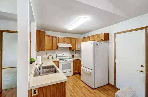 Kitchen - 1323 Hillview Cir E, Newark, OH 43055 photo 4 of 5