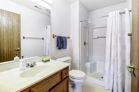 Bath - 1323 Hillview Cir E, Newark, OH 43055 photo 2 of 5