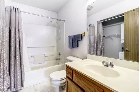 Bath - 1323 Hillview Cir E, Newark, OH 43055 photo 4 of 5