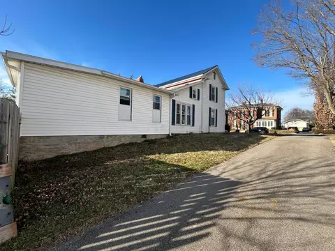 Exterior - 143 W Union St, Circleville, OH 43113 photo 3 of 8