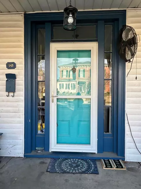 Entry Way - 143 W Union St, Circleville, OH 43113 photo 1 of 2