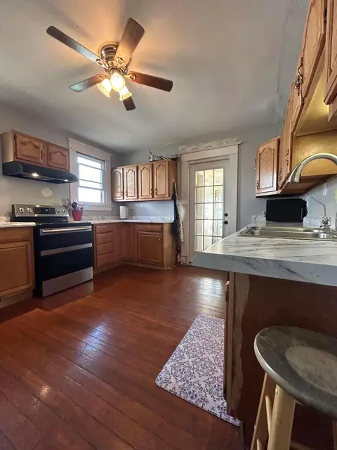 Kitchen - 143 W Union St, Circleville, OH 43113 photo 3 of 5