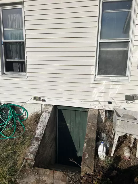 Exterior - 143 W Union St, Circleville, OH 43113 photo 6 of 8