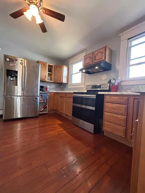 Kitchen - 143 W Union St, Circleville, OH 43113 photo 2 of 5