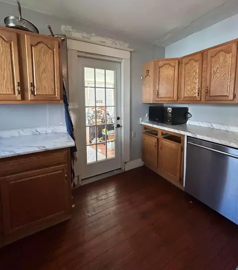 Kitchen - 143 W Union St, Circleville, OH 43113 photo 4 of 5