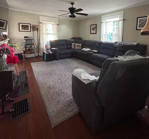Living - 143 W Union St, Circleville, OH 43113 photo 3 of 4