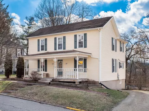 3 E Maple Ave, New Concord, OH 43762