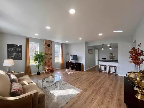 Living - 25 S Delaware St, Lithopolis, OH 43136 photo 2 of 4