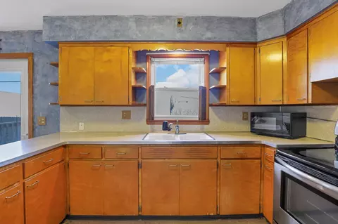 Kitchen - 1459 E Chestnut St, Lancaster, OH 43130 photo 4 of 5