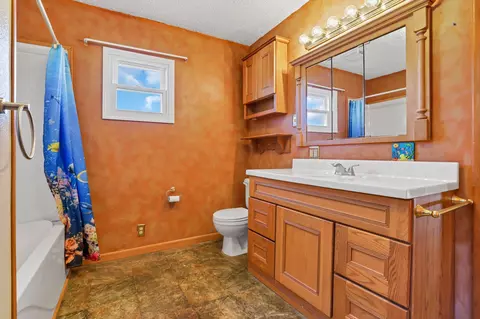 Bath - 1459 E Chestnut St, Lancaster, OH 43130 photo 1 of 2