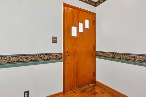 Entry Way - 1459 E Chestnut St, Lancaster, OH 43130 photo 1 of 2